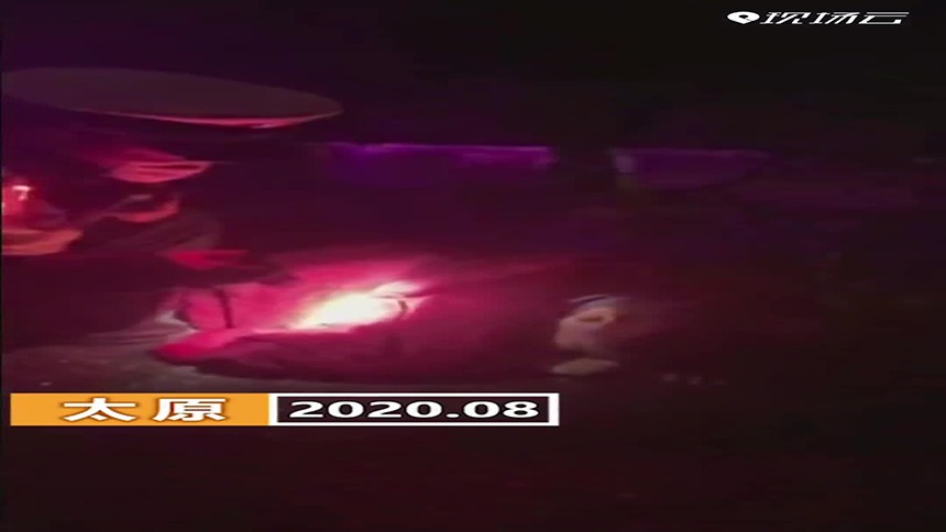 太原：男子雨天摔伤腰，民警发现急救援